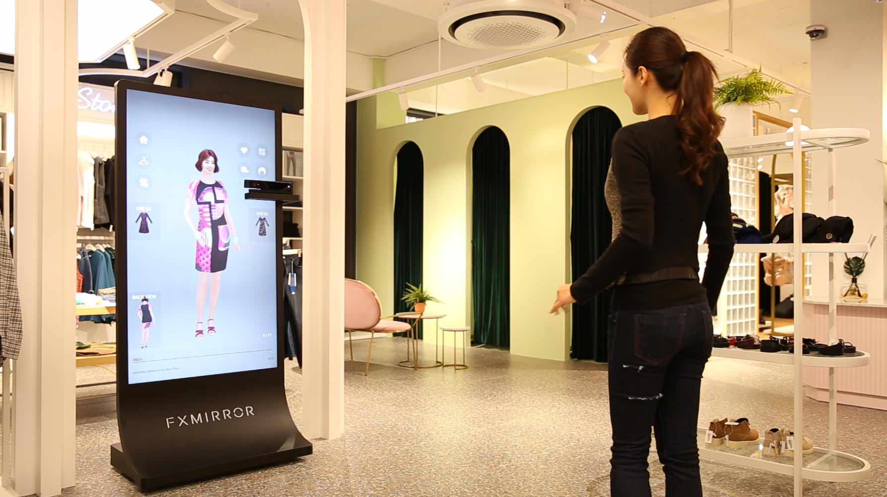 FXMirror 产品资料实景：顾客站在门店试衣屏前体验数字服装 / FXMirror in-store fitting demonstration